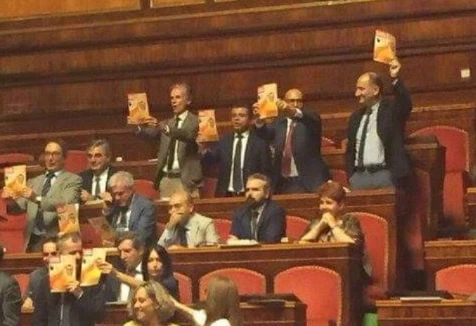 Guido Crosetto deride il Pd che sventola Famiglia Cristiana: "Un tempo i compagni..."