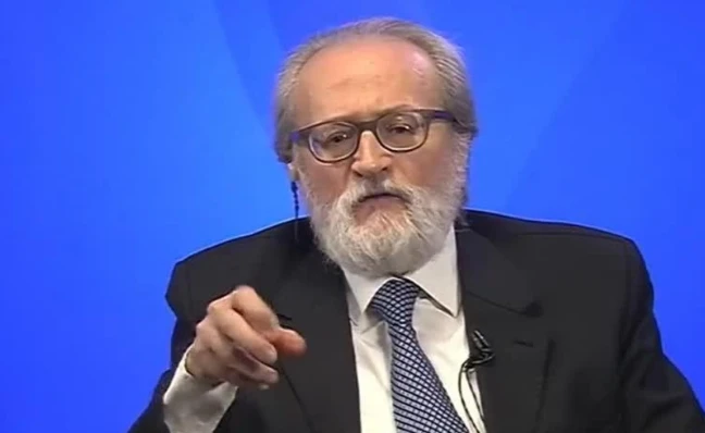Paolo Becchi smaschera Matteo Renzi: "Lui e Hitler? Entrambi hanno proposto soluzioni non democratiche"