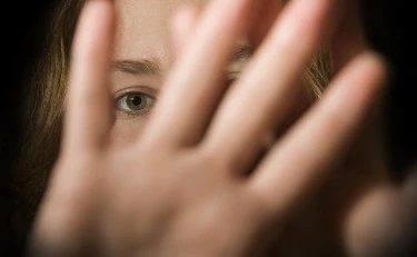 Udine, costringe la moglie a ingrassare perché nessuno la noti: chi è la belva