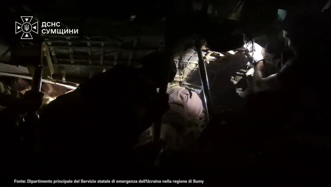 Ucraina, ancora attacchi russi. I soccorritori scavano tra le macerie