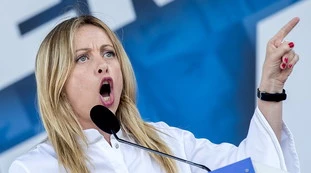 Giorgia Meloni contro il Pd: "Abolizione del reato di immigrazione clandestina e sì allo Ius Soli, pronte le barricate"