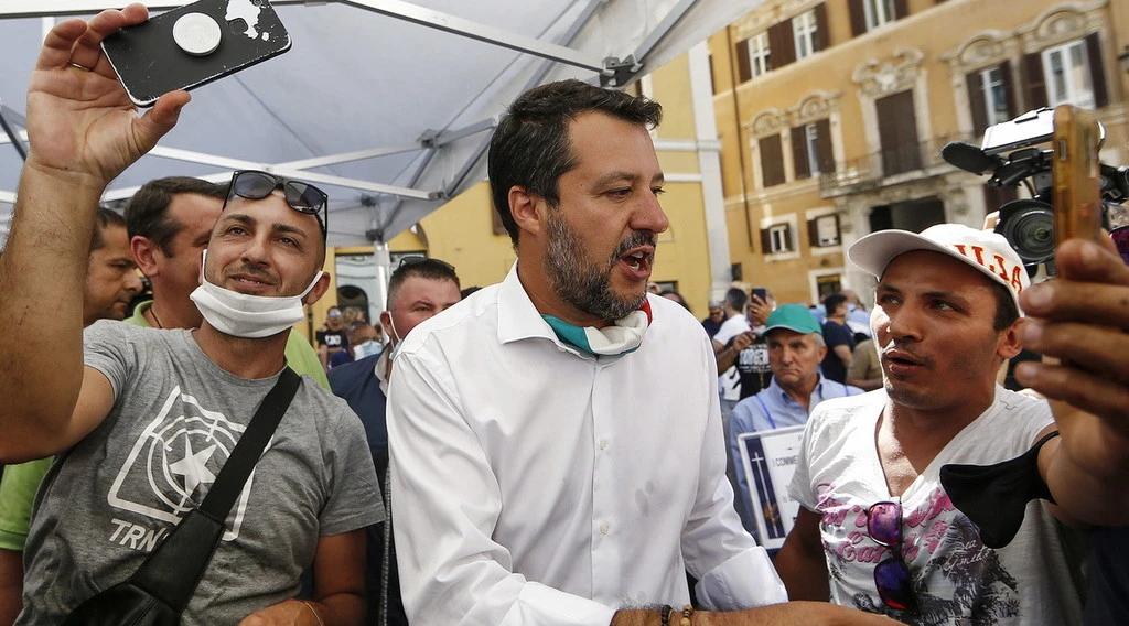 Matteo Salvini replica a Giuseppe Conte: "Governo complice di scafisti e venditori di morte"