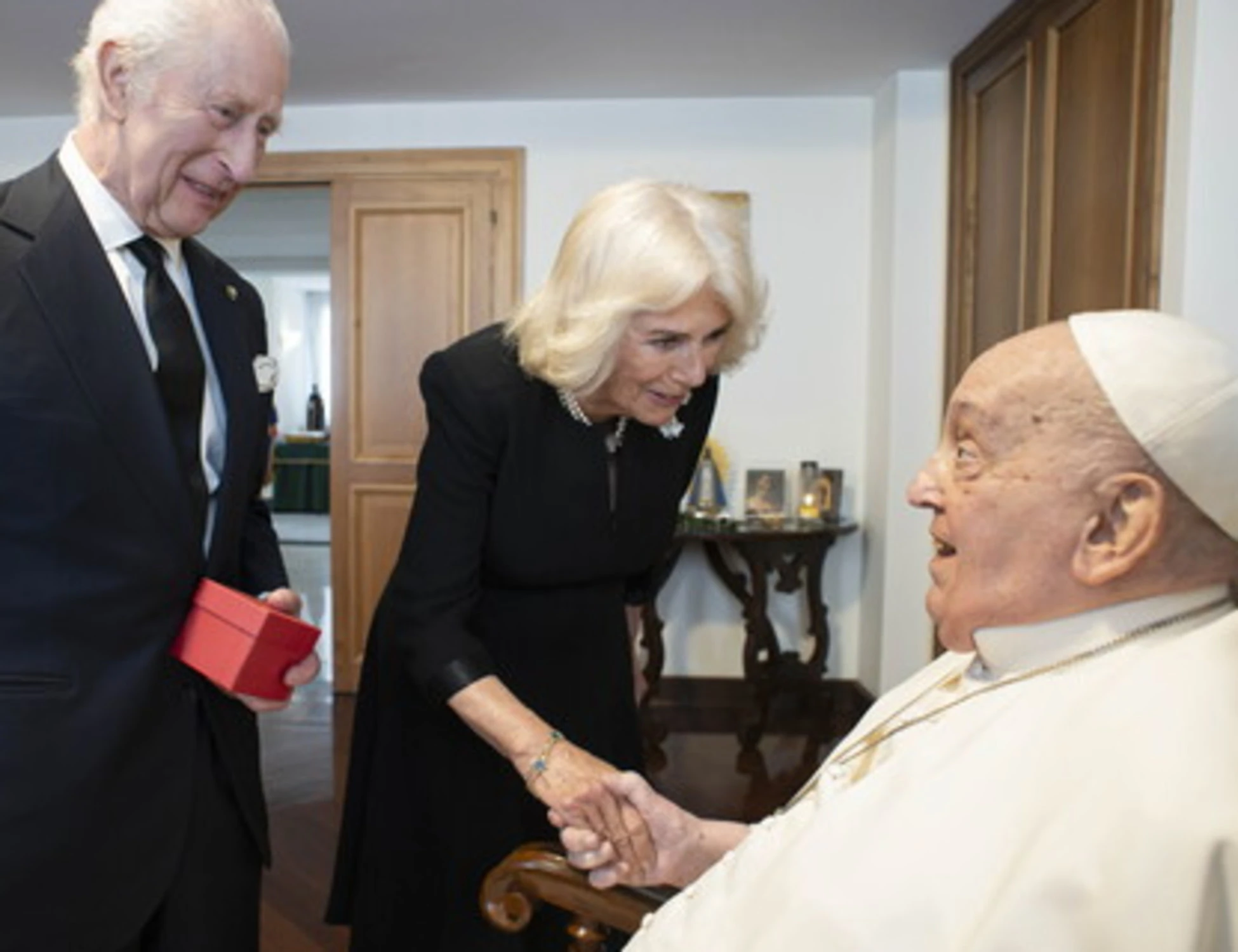 Papa Francesco, cos'ha regalato a re Carlo: "Per l'anniversario di matrimonio"