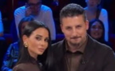 Affari Tuoi, la posa proibita di Elisa: ormone impazzito su rai 1