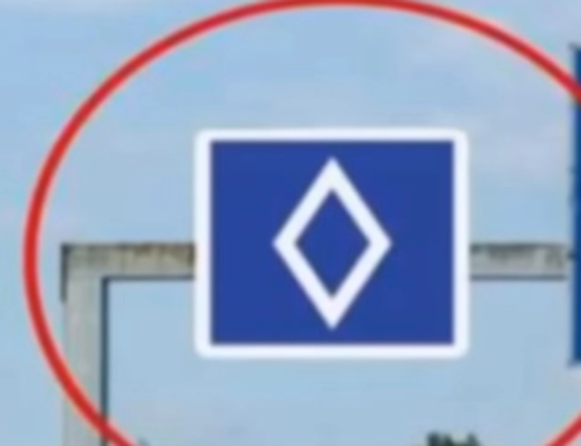 Nuovo cartello stradale, cosa indica il rombo bianco su sfondo blu