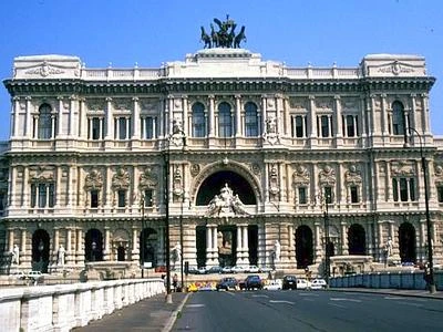 Cassazione: "Violazione dei diritti imporre divorzio per cambio sesso"