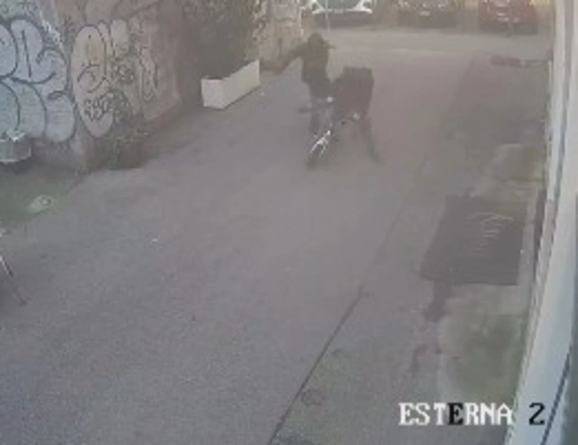 Roma, sferra un pugno a mamma e figlio in bicicletta: chi è la belva