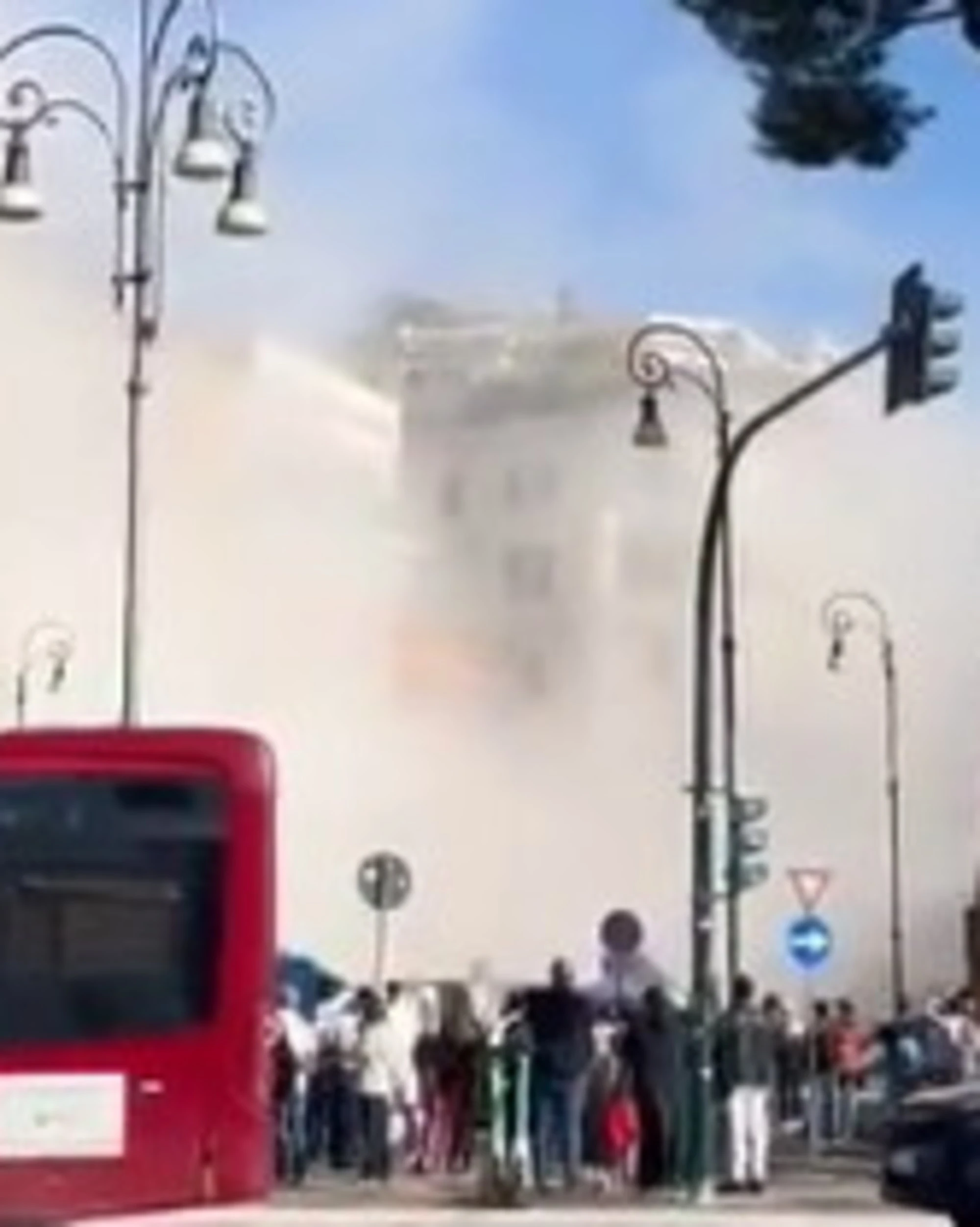 Roma, crollo di una parte della Torre dei Conti: paura ai Fori Imperiali