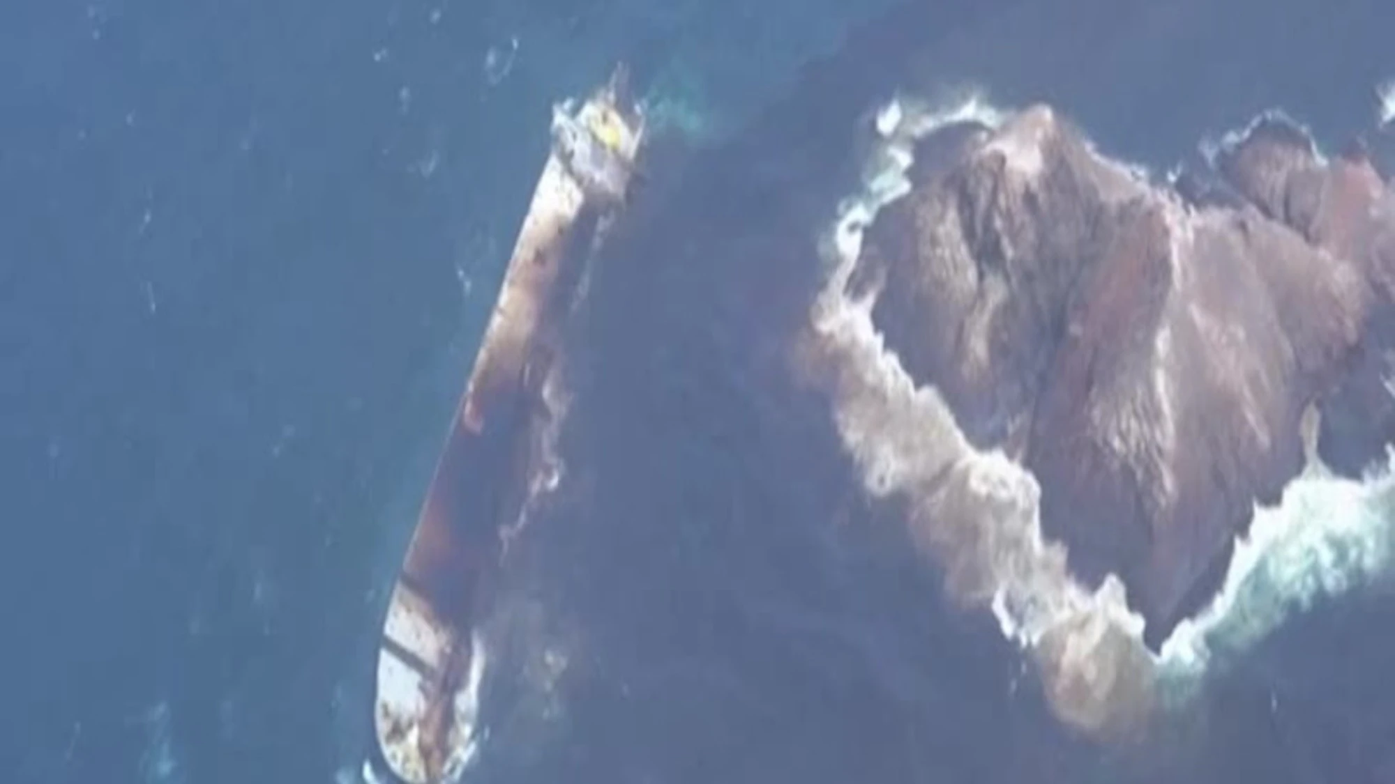 Oman, nave russa affondata sversa petrolio in mare: le acque e le coste diventano nere