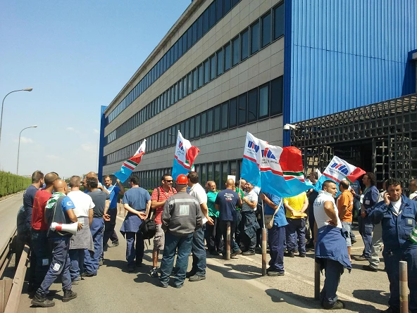 Taranto, Ilva chiusa dai giudiciIn marcia 5mila operai