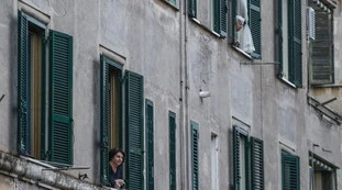 Coronvirus, una donna positiva esce per gettare l'immondizia: indagata per epidemia colposa
