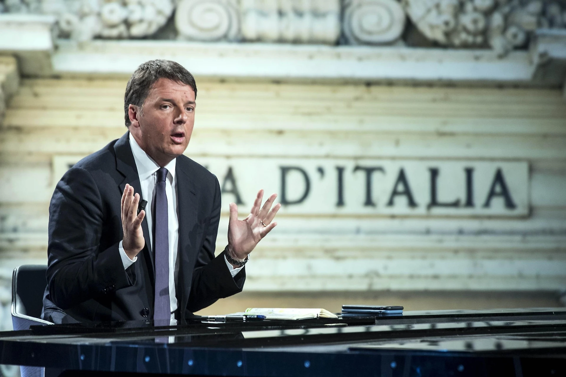 Renzi, lo sfogo sulle banche. La connonata su Bankitalia: "Cosa è successo con Etruria"