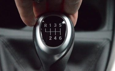 Auto, non tenete mai la mano sulla leva del cambio: cosa si rischia