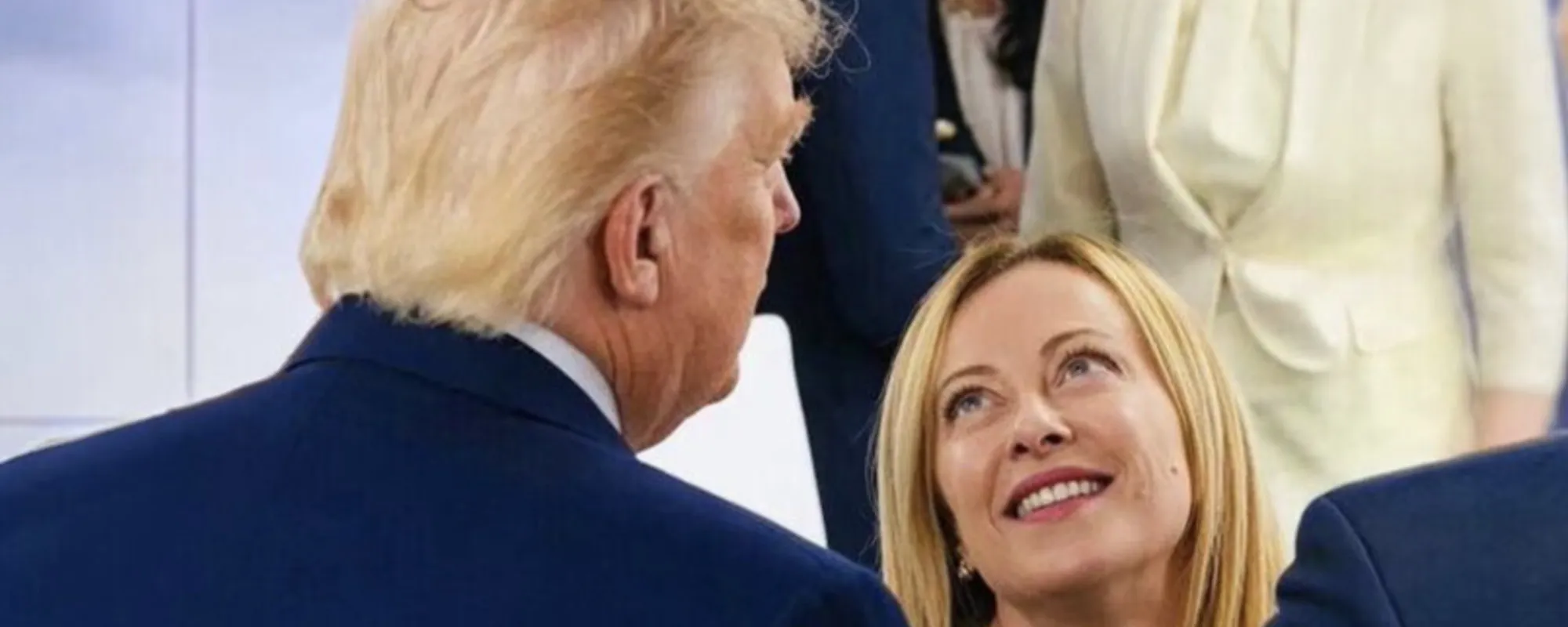 "Serve un ordine restrittivo". Trump è senza vergogna: insulta ancora Giorgia Meloni