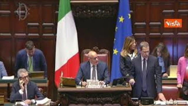 Opposizioni cantano 'Bella Ciao' in Aula alla Camera