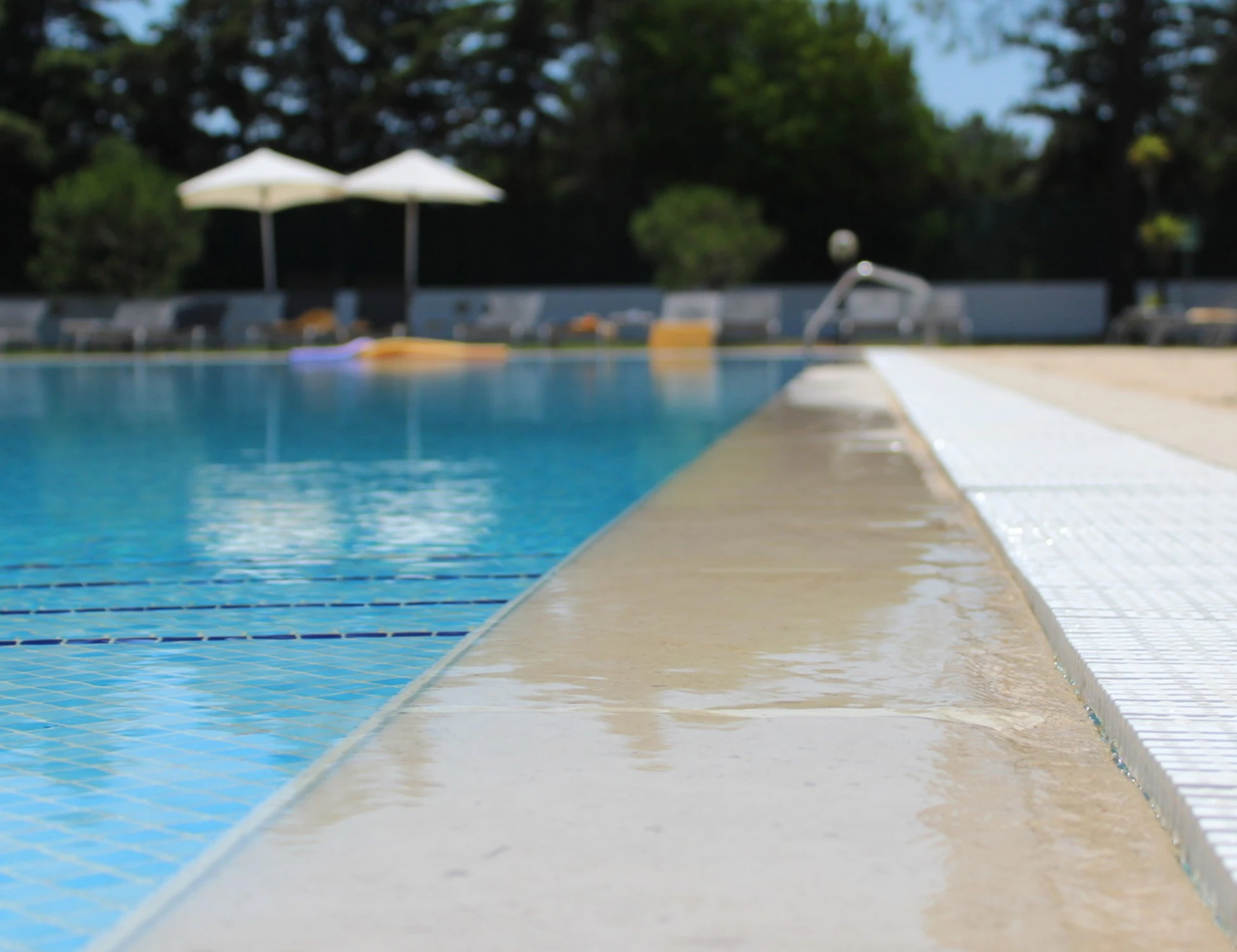 Fa un bagno in piscina e rischia di perdere l'occhio sinistro: "Un parassita me lo sta divorando"