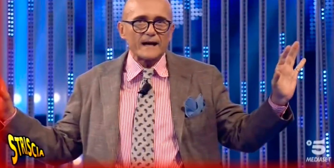 Striscia la Notizia, bruttissima battuta su Alfonso Signorini: "Il sedere di Francesco Monte? Lui..."