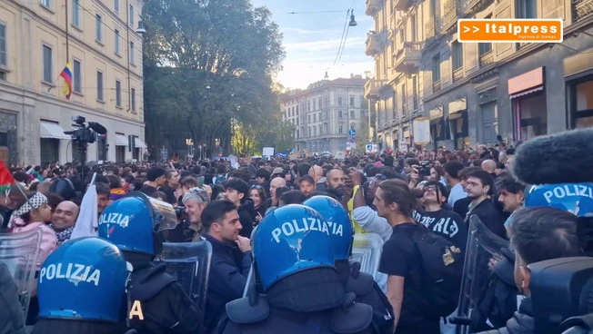 A Milano i manifestanti in marcia verso presidio, forze dell'ordine li bloccano