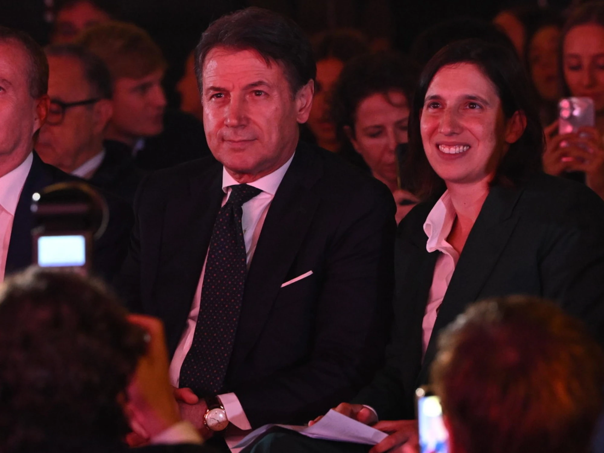 Schlein e Conte si evitano ancora. E il capo M5S si fa il suo centro