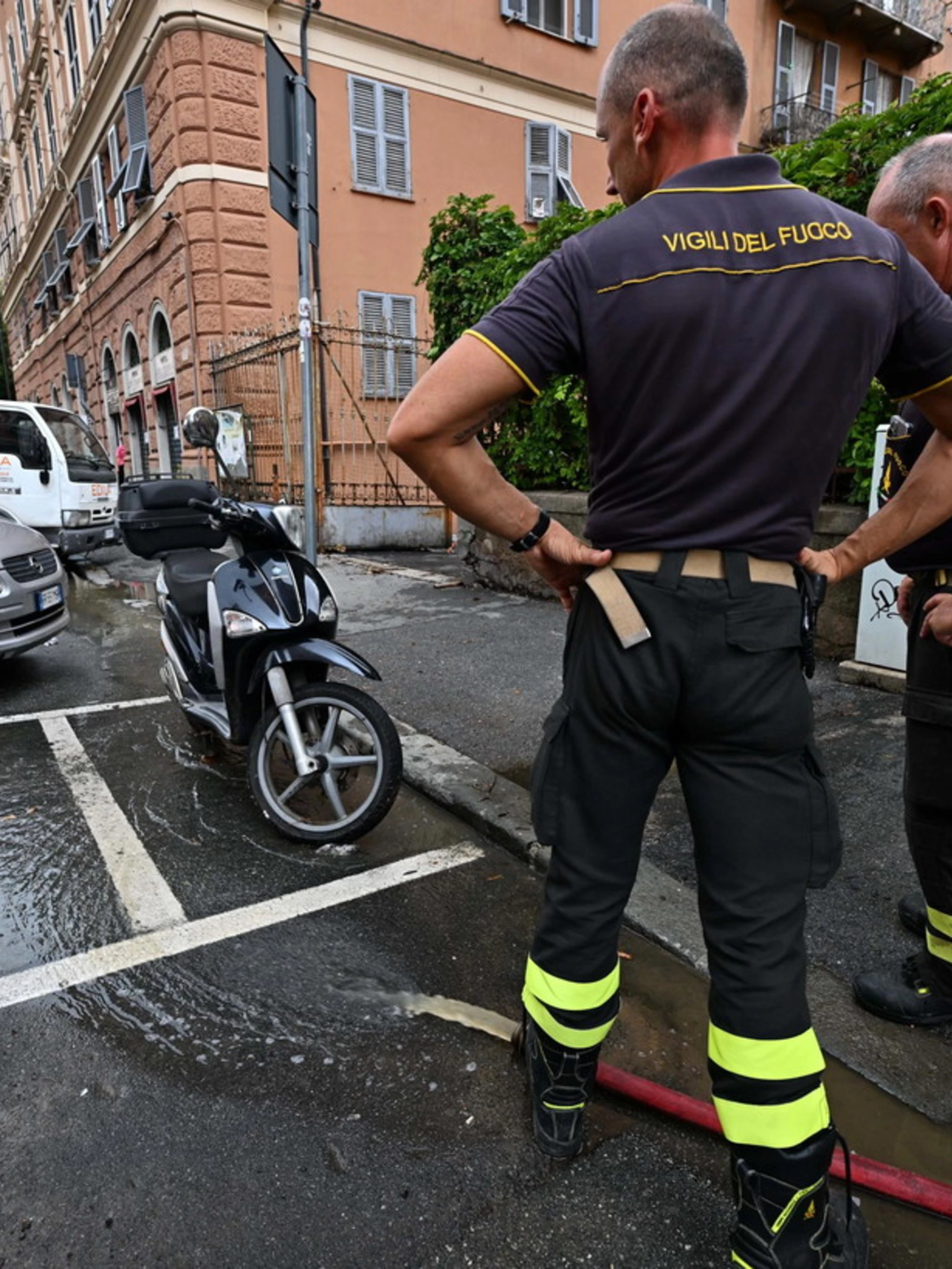 Genova, morto a 29 anni nell'incendio del suo appartamento: "Gesto volontario", 4 feriti