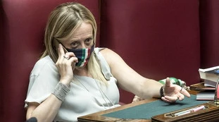 Migranti, Giorgia Meloni contro Pd e M5s: "Sbarchi a raffica e virus, governo complice con i suoi deliri immigrazionisti"