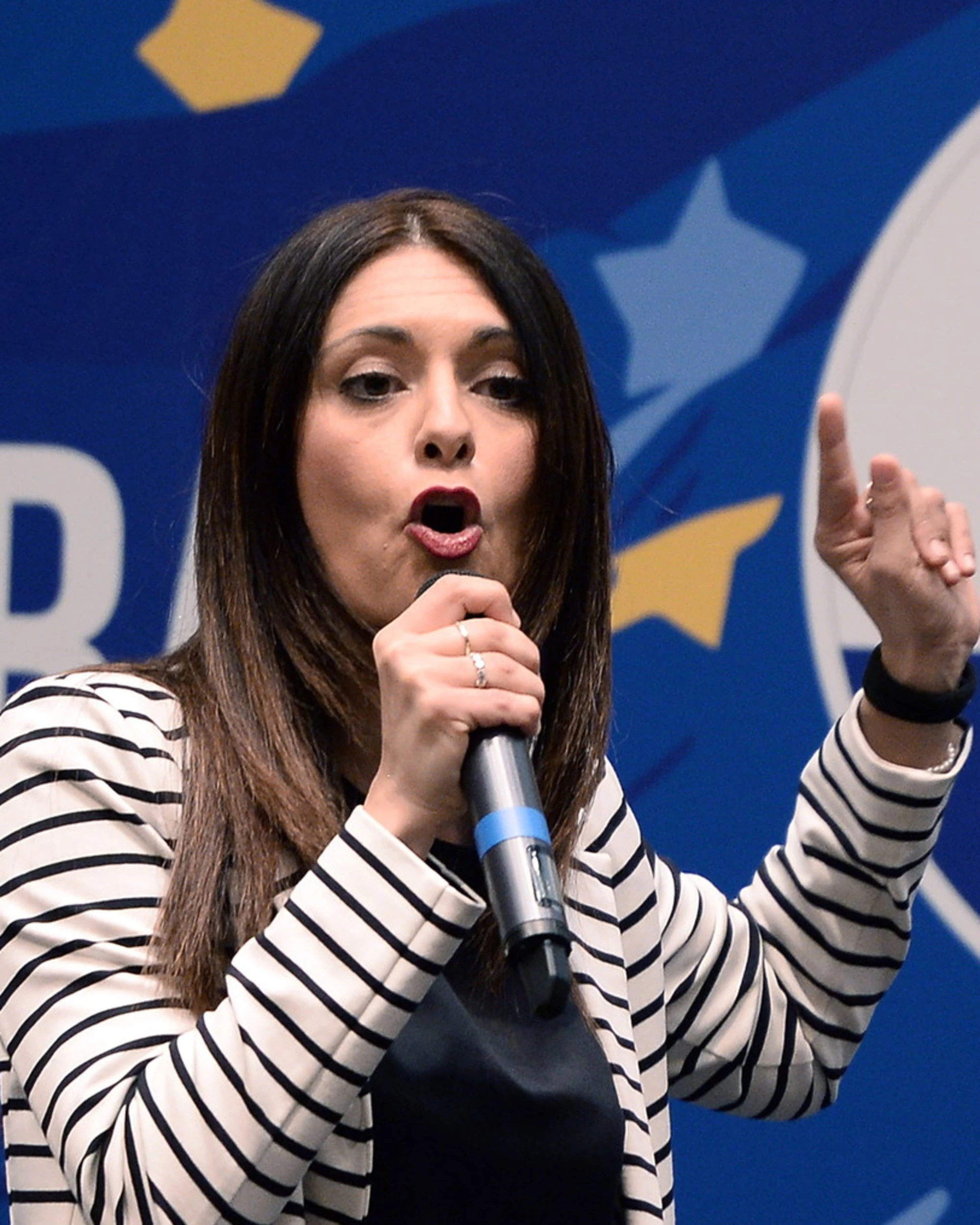 Pina Picierno attacca Conte: "Leader di un centro sociale". E a sinistra volano stracci