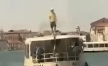 Venezia, il turista cafone sale sul tetto del vaporetto: finisce malissimo