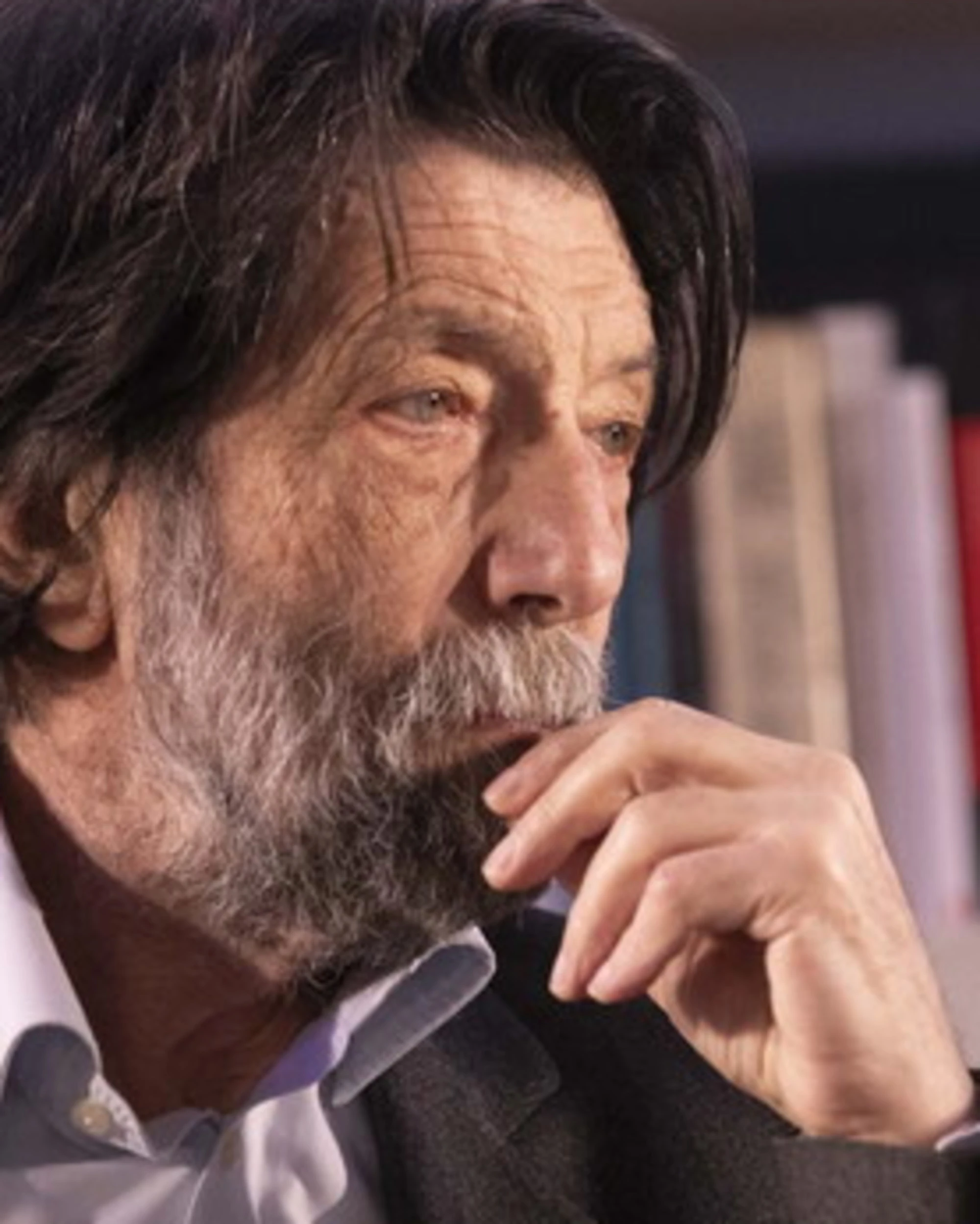 Lite in casa Cacciari: "Non me ne frega niente", "Arroganti"