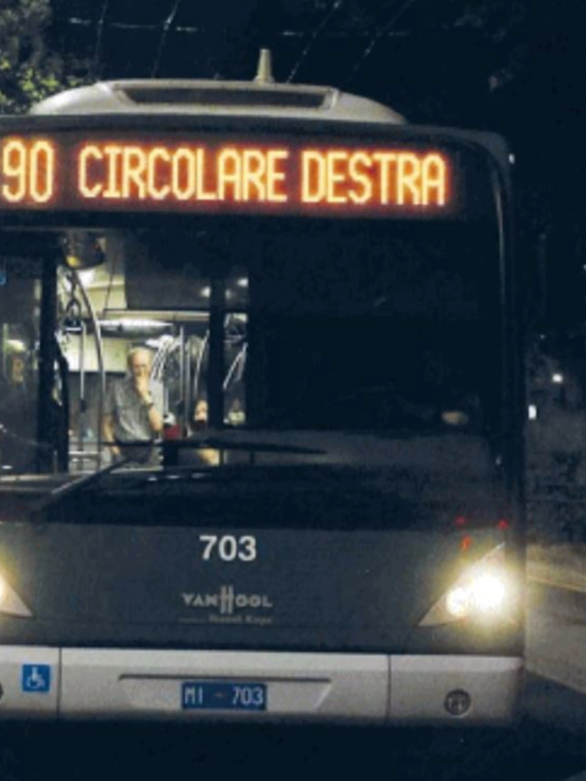 Notte di terrore sulla linea 90 Rissa con catene e pitbull