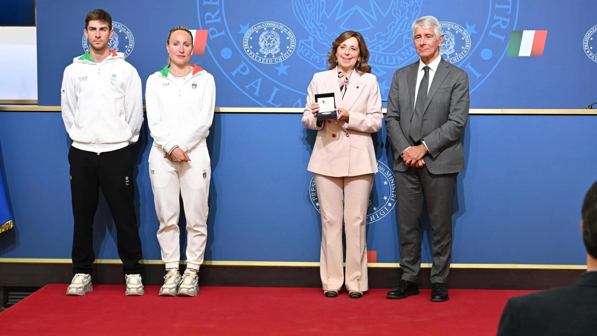 Difesa protagonista a Milano-Cortina 2026: Rauti riceve la medaglia "Backstage Heroes" per l'impegno nei Giochi