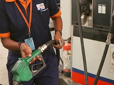 Roma, gli rubano la benzina dall'auto I carabinieri fanno una colletta per il pieno