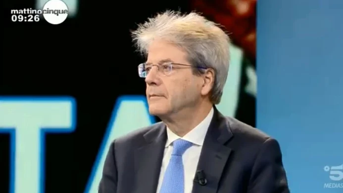Paolo Gentiloni a Mattino 5, un look sconcertante: lo ha colpito un fulmine?