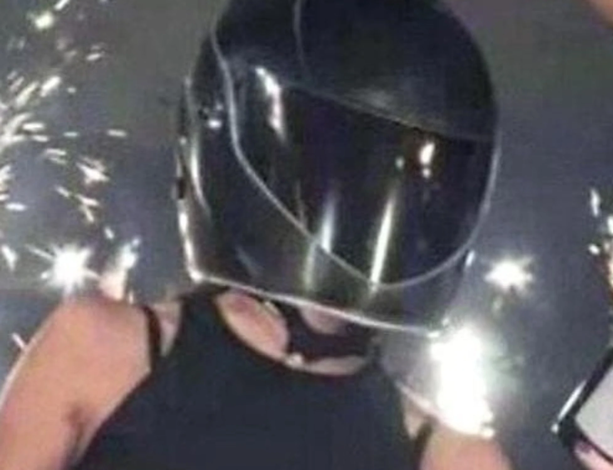 Crans-Montana, la sciacallata dei Moretti sulla ragazza col casco