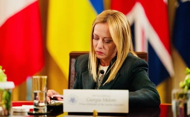Meloni, crisi isterica della sinistra per il fuorionda a Washington