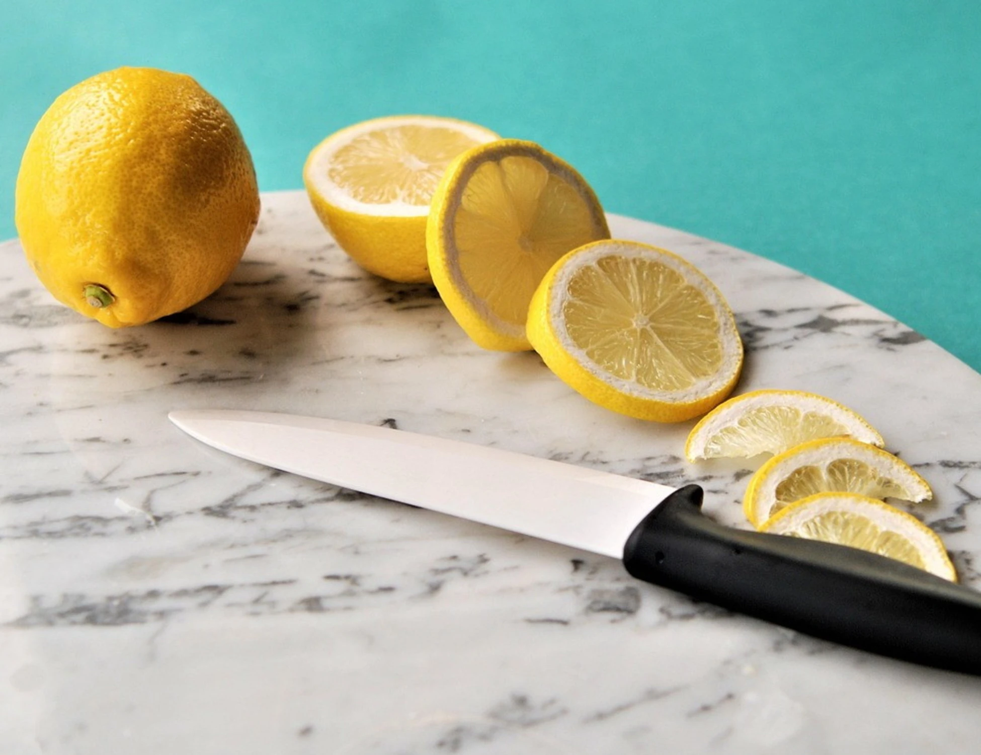 Limone, la buccia e gli effetti sul fegato: cosa dovete sapere