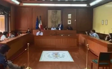 Giffoni, il sindaco contro l'opposizione: "Succhiare i Chupa Chups"