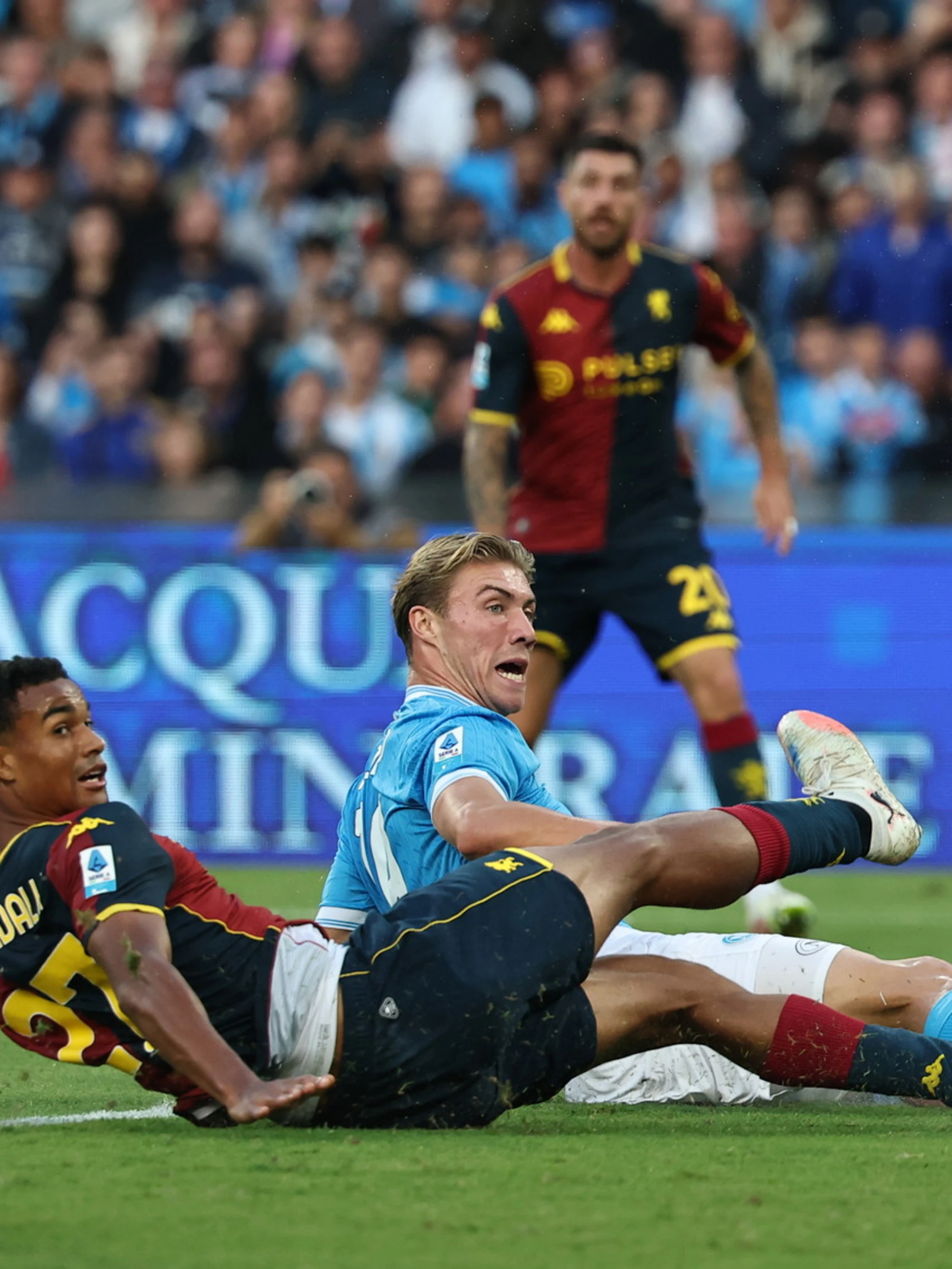 Serie A, il Napoli supera 2 a 1 in rimonta il Genoa e aggancia la Roma
