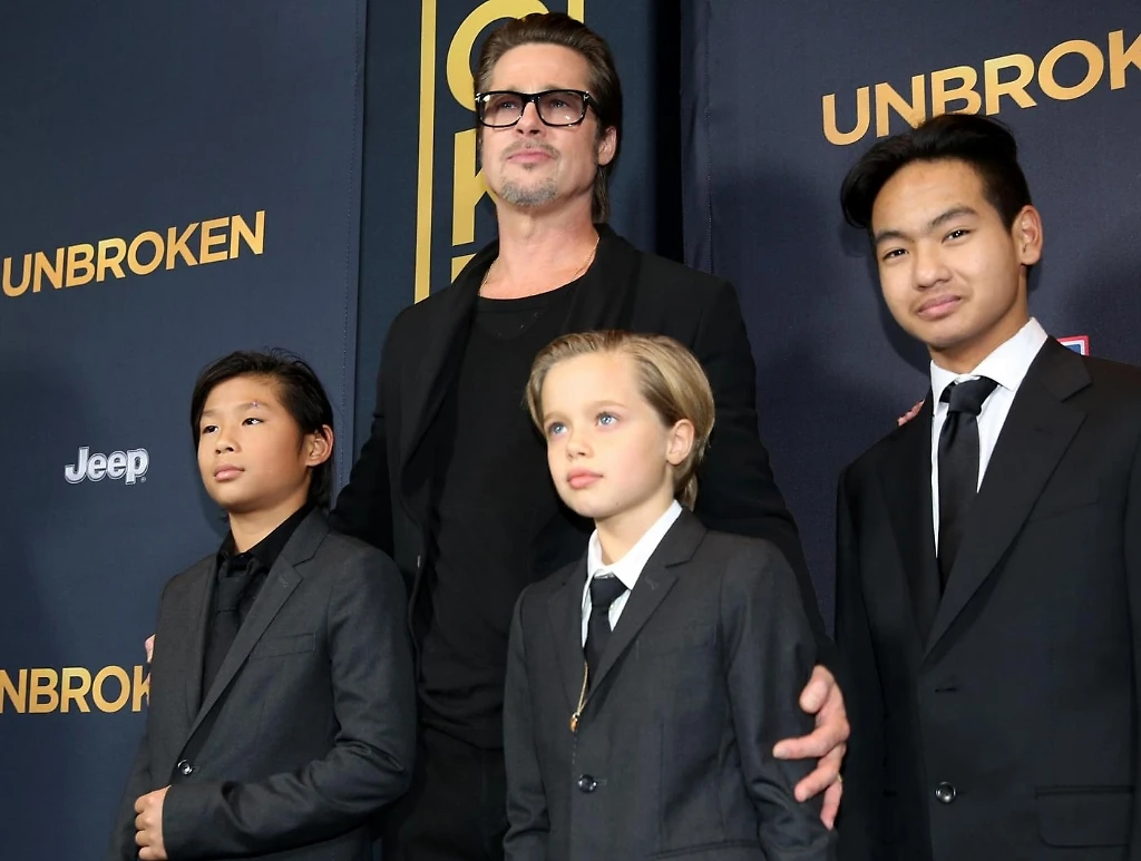 La figlia di Brad Pitt e Angelina Jolie: "Chiamatemi John". La psicologa: "Sbagliato assecondarla"