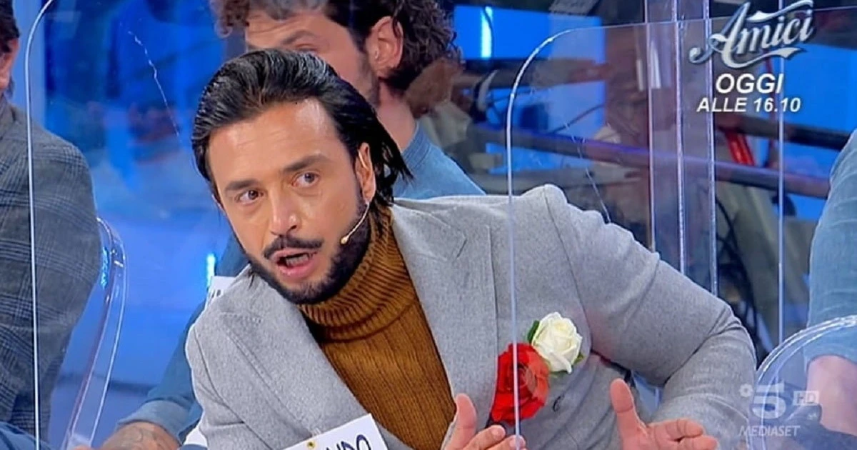 Uomini e donne, Armando ci prova con la ex di Diego: caos in studio