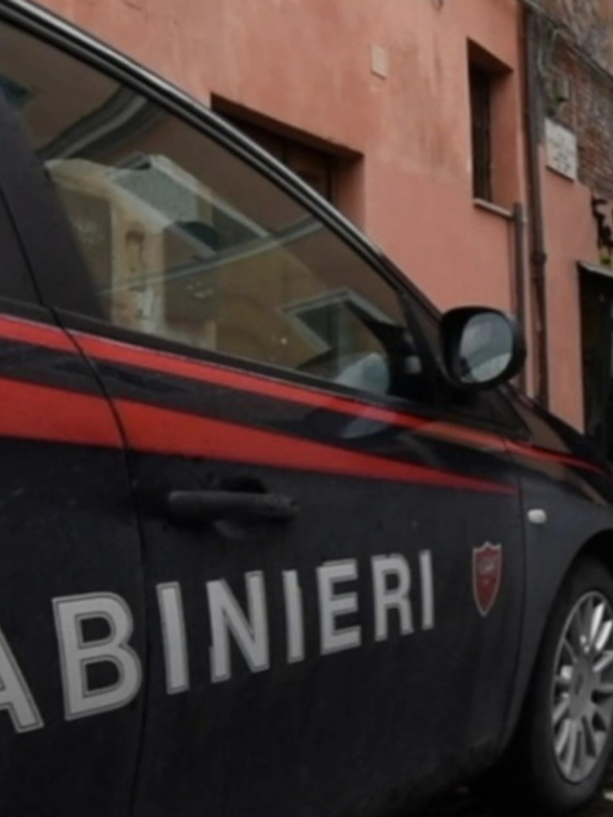 Caserta, nigeriano non si ferma all'alt: poi prende l'ascia