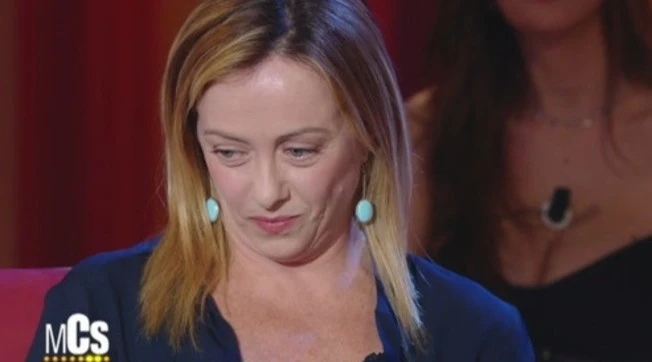 Giorgia Meloni al Maurizio Costanzo Show, la confessione più dolorosa: "Mio padre? Solo indifferenza, nessun dolore quando è morto"