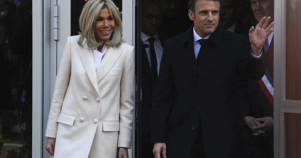 Macron, imbarazzante fuorionda con Brigitte: "Ma i pantaloni...?"