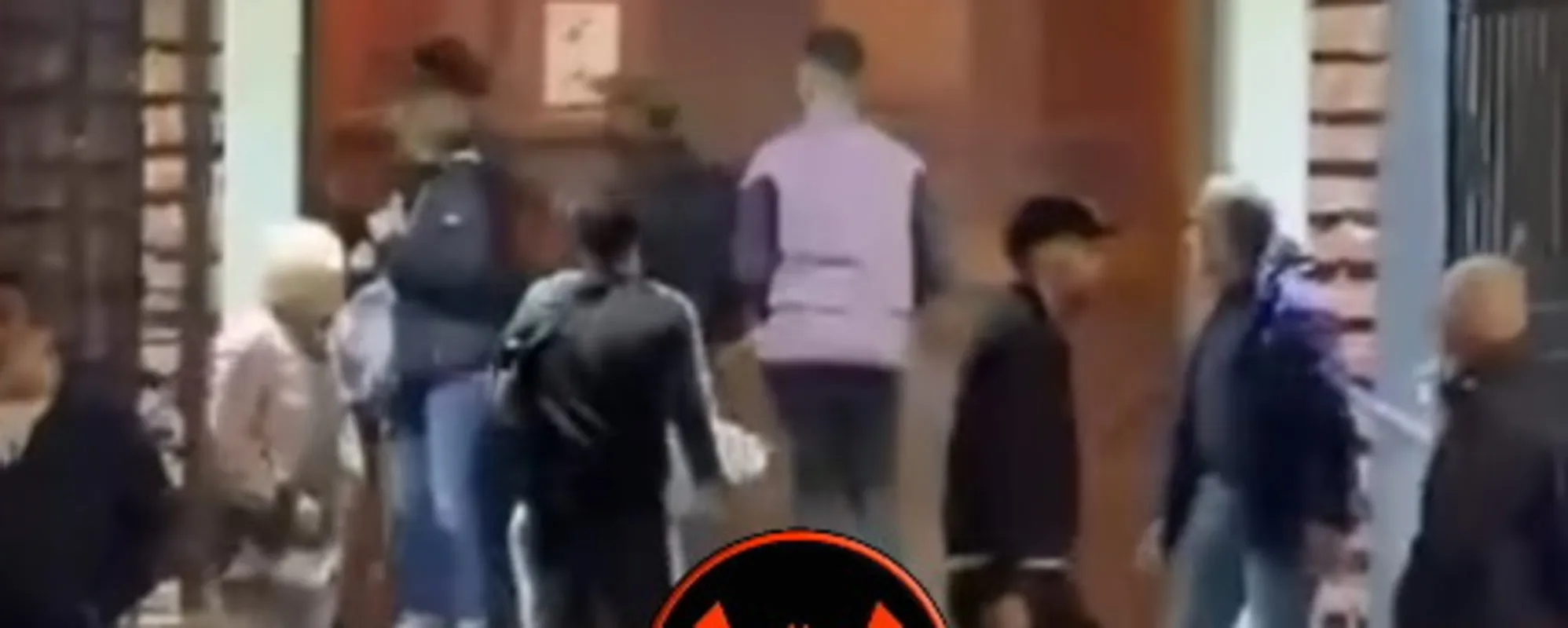 Sfasciano tutto, poi lo inseguono in chiesa: la violenza dei maranza