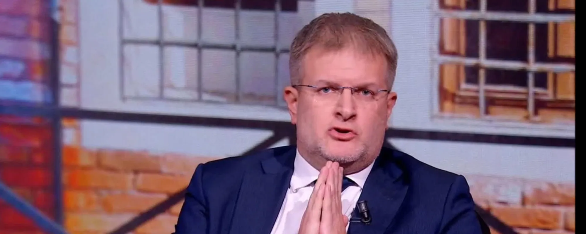 Il manifesto della sinistra: &quot;C'&egrave; da scappare&quot;