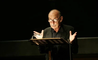 Petizione contro i libri "fascisti", firma un morto: la sinistra si copre di ridicolo