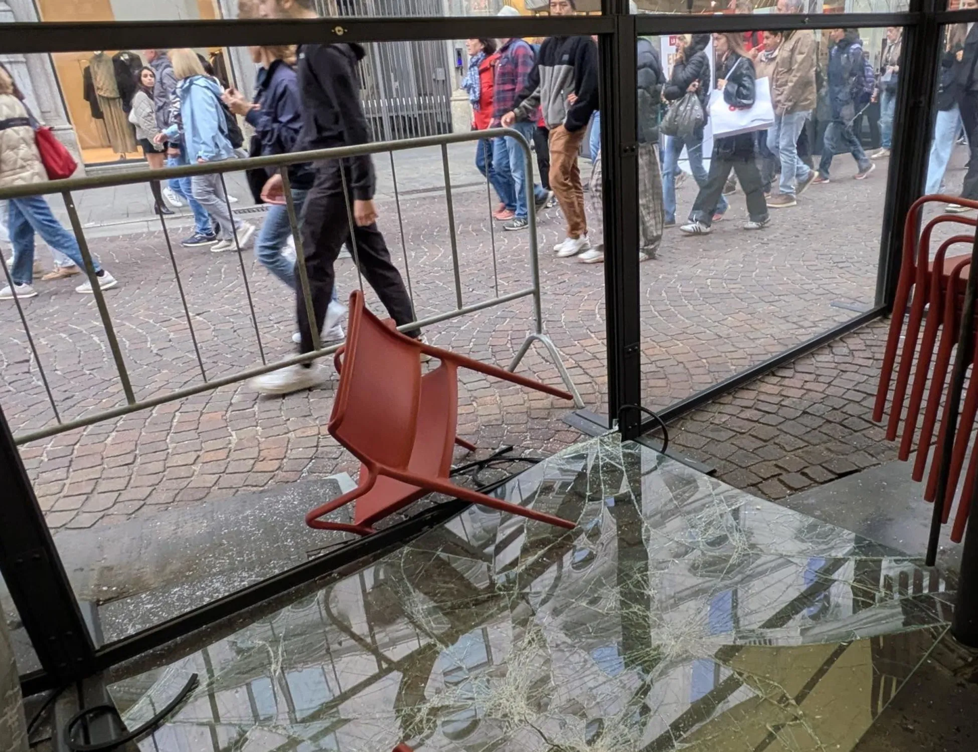 Saccheggi e vetrine sfondate: Milano, Meloni convoca un vertice