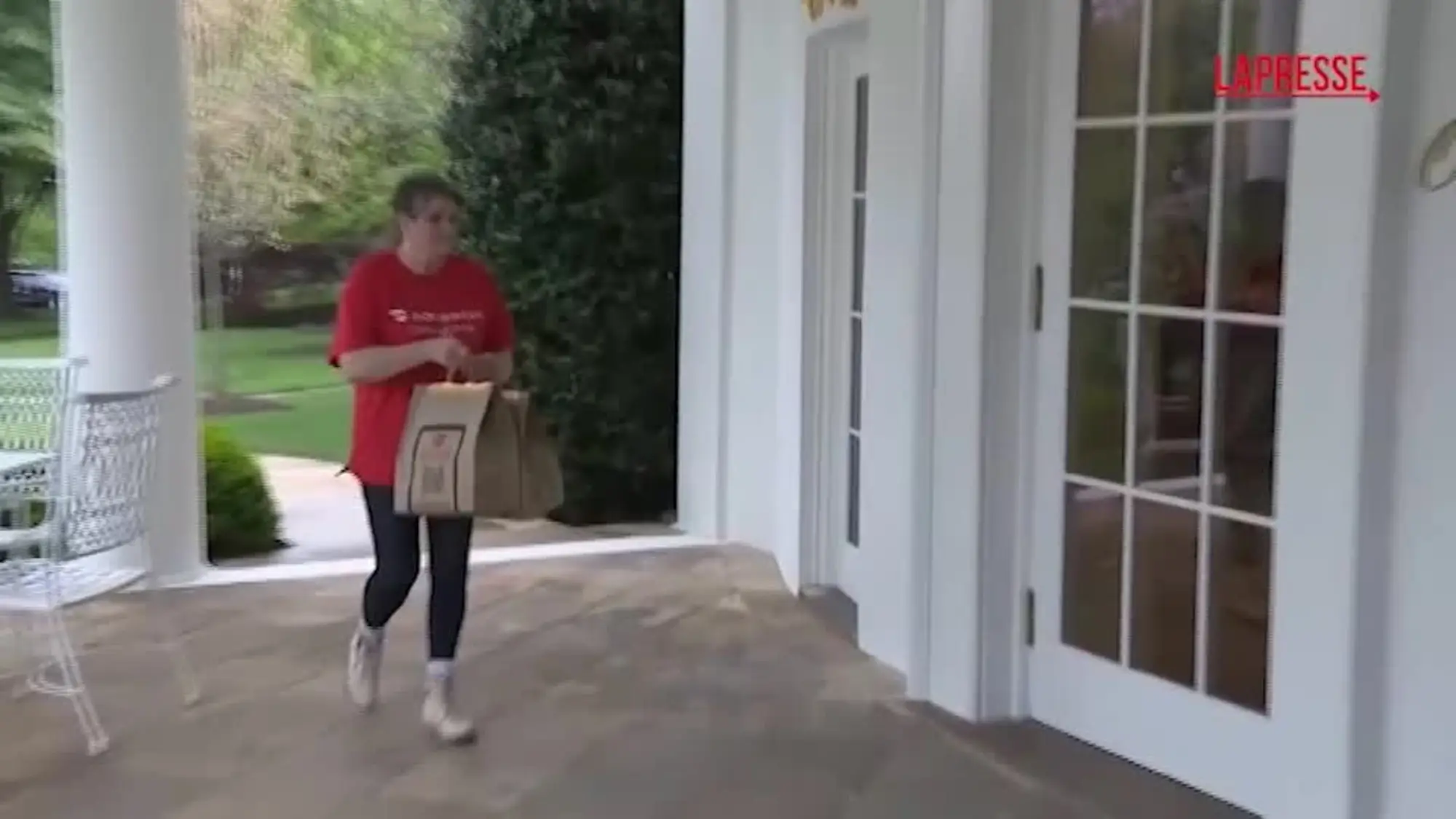 Trump riceve la rider di McDonald's alla Casa Bianca: "Vuoi partecipare alla conferenza stampa?"