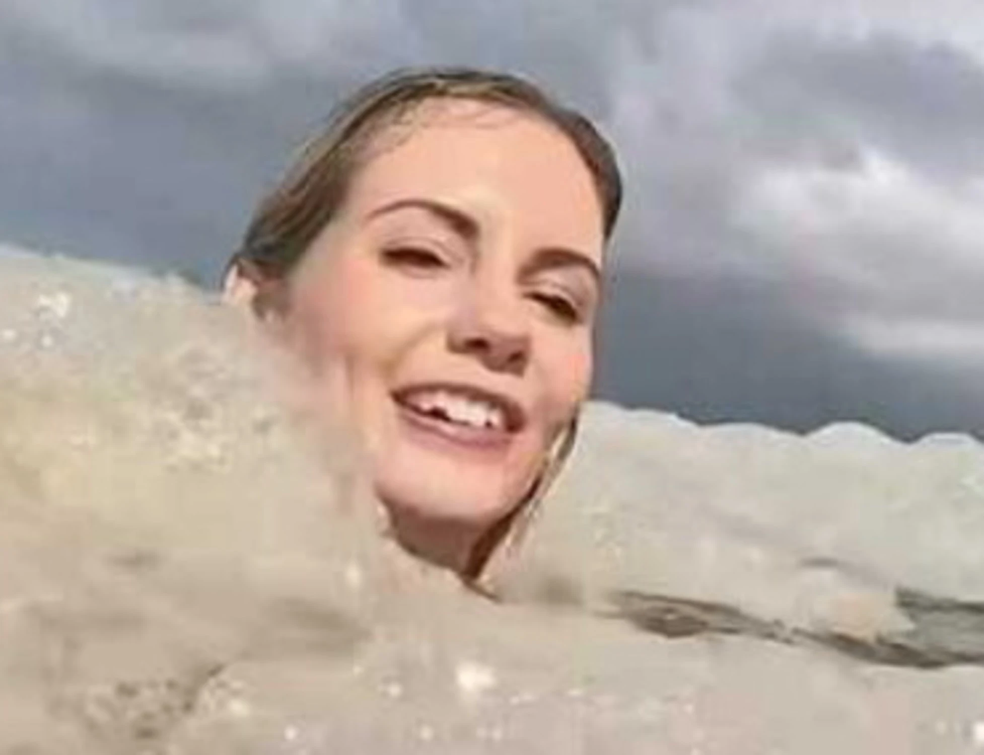 Michelle Hayward, "che bella la schiuma". Ma sono escrementi...