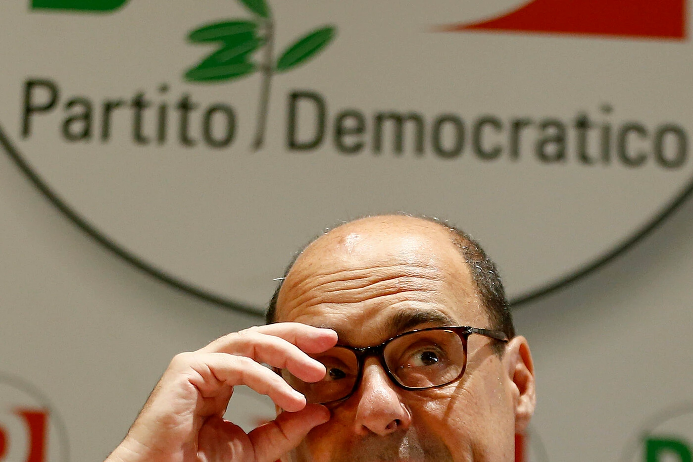 Nicola Zingaretti lascia il vertice con Di Maio a Palazzo Chigi dopo meno di mezz'ora: il doppio scenario
