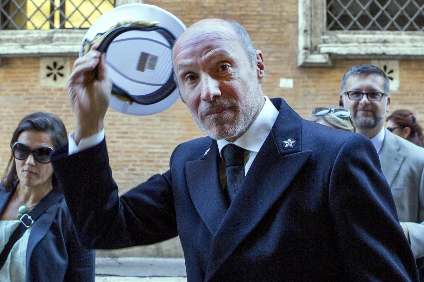 Migranti, Gregorio De Falco contro Matteo Salvini: "Manca di umanità, è cinico. E sulle Ong..."